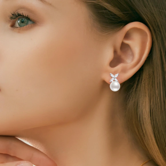 Luxe Clover Pearl Studs – Natural Freshwater Pearl Earrings with Elegant Four-Leaf Design for Women